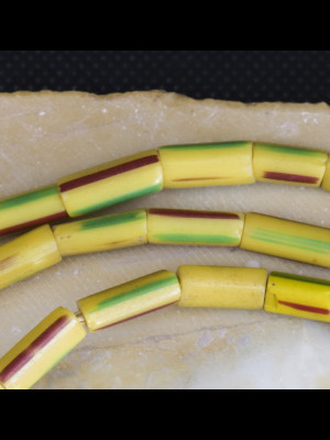 Fil de 75 perles de commerce en verre