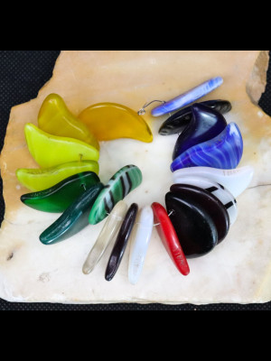 19 perles "griffe de lion" en verre 