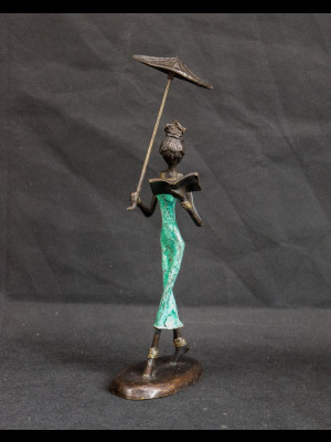 Femme  lisant avec un parapluie (bronze)