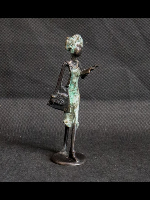 Femme lisant (bronze)