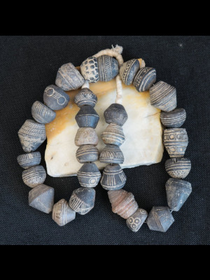 30 fusaïoles anciennes (volants de fuseau) en terre cuite