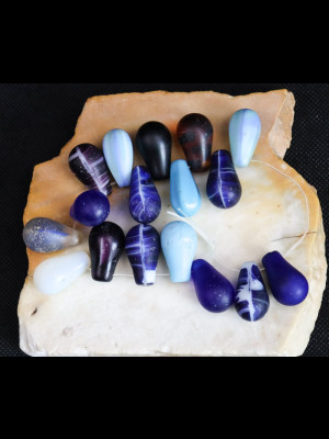 17 perles en verre  anciennes « gouttes d’eau » de Bohême