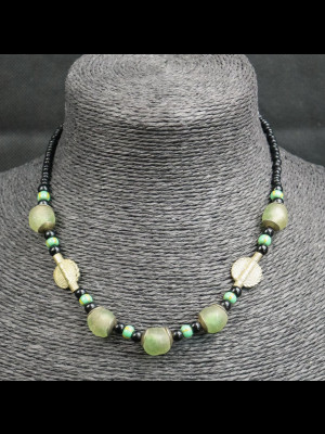 Collier perles du Ghana en verre recyclé et perles en laiton
