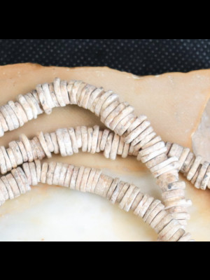 Perles africaines anciennes en morceaux de coquilles d’œufs d’autruche