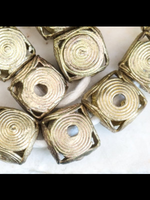 Fil de 17 perles en laiton
