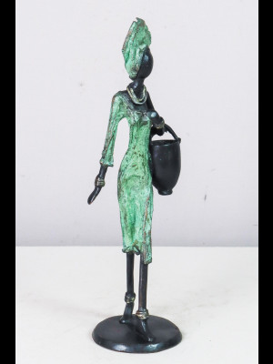 Femme portant un seau (bronze)