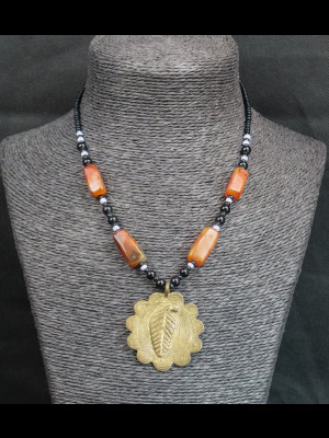 Collier perles en cornaline et pendentif en laiton