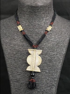 Collier perles et pendentif en laiton