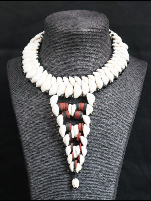 Collier en cauris et koffi