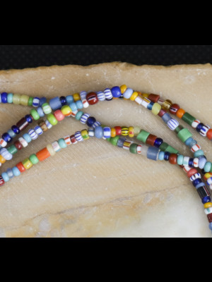 Petites perles multicolores en verre