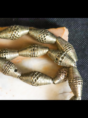 Fil de 21 perles en laiton