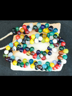 Fil de 144 perles de commerce en verre