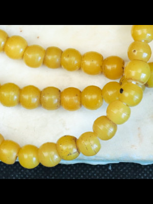 Fil de 90 perles de troc en verre