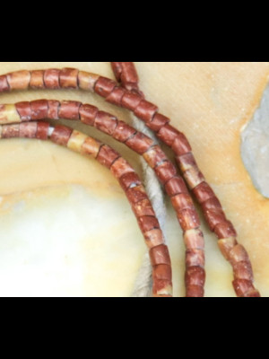 Fil de perles anciennes en bauxite