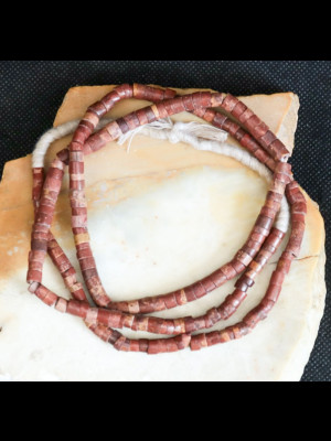 Fil de perles anciennes en bauxite
