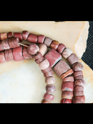 Fil de perles anciennes en bauxite