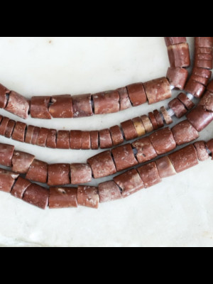 Fil de perles anciennes en bauxite