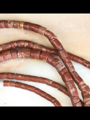 Fil de perles anciennes en bauxite