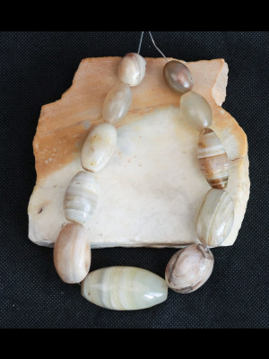 11 perles anciennes en agate