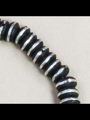 100 perles en bois noir cerclées de métal argenté