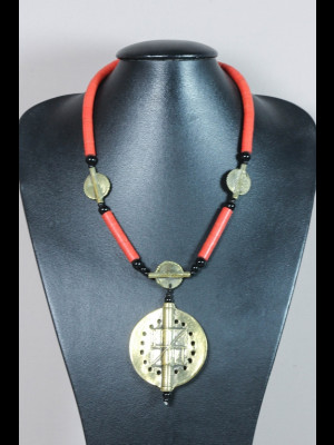 Collier rondelles de koffi, perles en laiton et une plaque en laiton