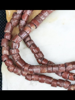 Fil de perles anciennes en bauxite
