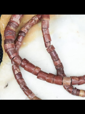 Fil de perles anciennes en bauxite