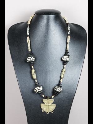 Collier perles en os, en laiton, en terre dite "de Djenné" , rondelles de coco et pendentif en laiton 