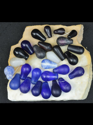 27 perles de troc « gouttes d’eau » en pâte de verre de Bohême