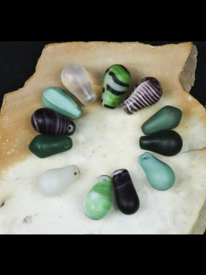 12 perles de troc en verre
