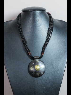 Collier perles en verre et pendentif bois, laiton et cuivre