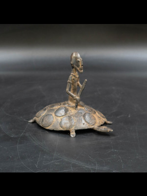 Vieux dogon assis sur une tortue