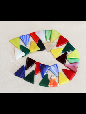 28 perles de troc « triangle » en verre 