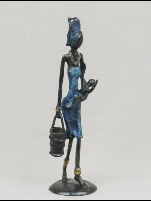 Femme avec un enfant portant un seau (bronze)
