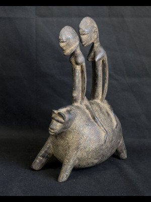 Couple dogon chevauchant un animal (Mali)