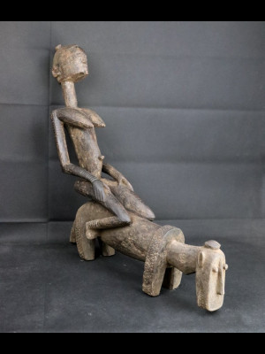 Personnage assis sur un chien (dogon - Mali)