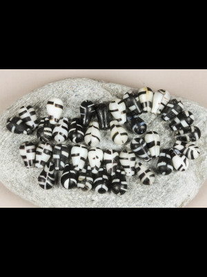 35 perles anciennes « gouttes d’eau » en pâte de verre de Bohême