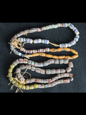 115 perles du Ghana en verre