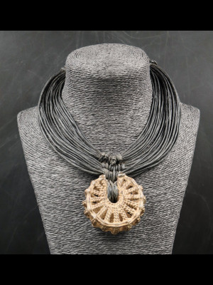 Collier 33 fils de cuir et médaillon "soleil dogon" en bronze