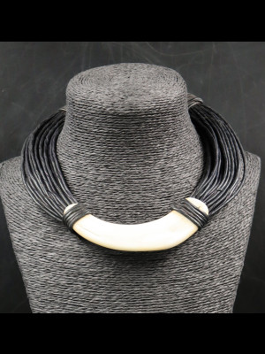 Collier 26 fils de cuir et défense de phacochère