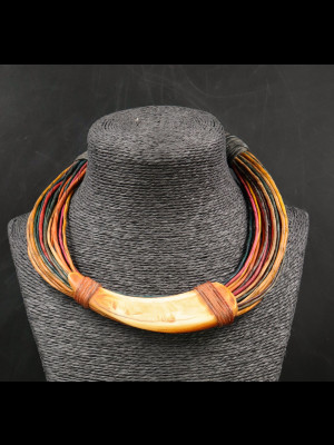 Collier 25 fils de cuir et défense de phacochère