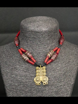 Collier rondelles de koffi, perles en verre et pendentif en laiton