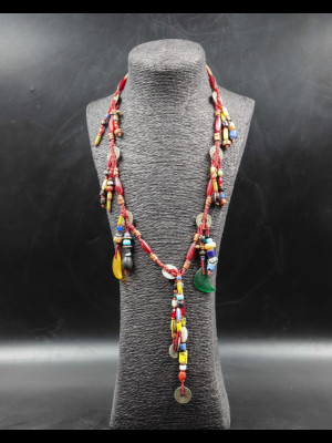 Collier perles de troc en verre et pièces de monnaie anciennes
