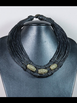 Collier 26 fils de cuir et perles en laiton