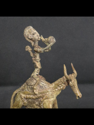 Femme chevauchant un zébu (bronze du Mali)