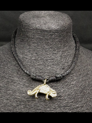 Collier cuir tressé et pendentif caméléon en laiton
