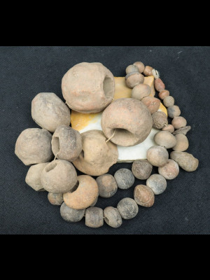 40 perles antiques en terre cuite