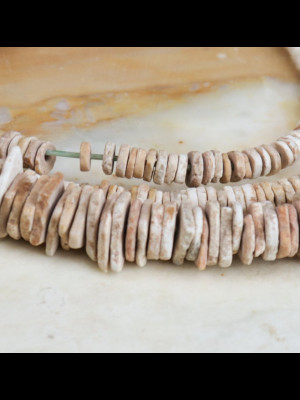 Perles africaines anciennes en morceaux de coquilles d’œufs d’autruche