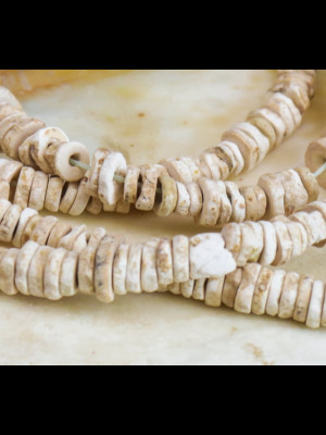 Perles africaines anciennes en morceaux de coquilles d’œufs d’autruche