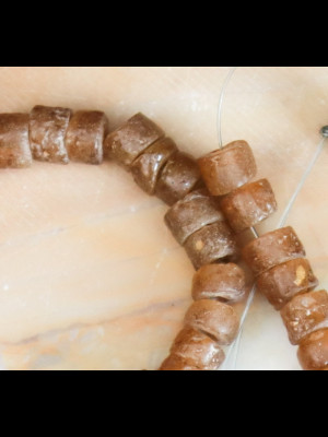 Fil de 108 perles du Ghana en verre